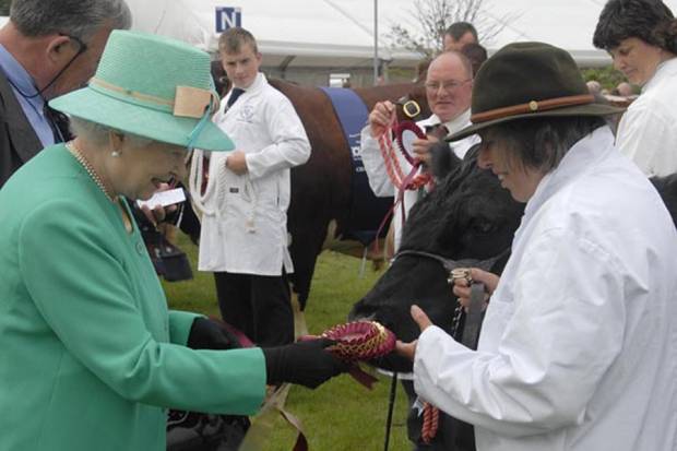 HM the Queen at RHS 2009 with Mochrum Jadee  - Supreme Champion RHS 2009